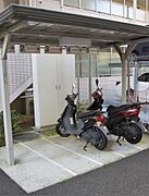 屋根付き駐輪場・バイク置き場があります。