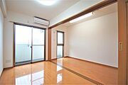 洋室４帖・ＤＫ５．６帖、照明器具は備え付けです。