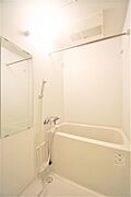 鏡付きのお風呂です。浴室乾燥機能付きです。
