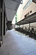 敷地内、屋根付き駐輪場