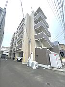 2016年築、5階建て。オートロック。