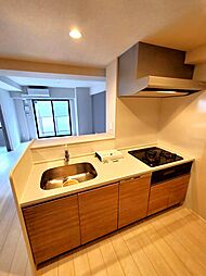 3口ガスコンロ・グリル・食洗器付きシステムキッチン、収納も充実しております。