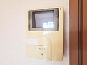 モニター付きインターホンで訪問者を確認できます。