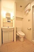 トイレは温水洗浄機能付きです。上部に収納もあります。