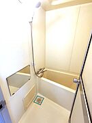 浴室もキレイに清掃されています。鏡付きです。