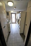 建物内にコインランドリーが設置されています。