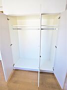 クローゼットは大きく物だけでなく洋服もスッキリ収納できます。