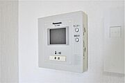 モニター付きインターホンで訪問者を確認できます。