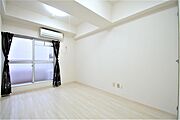 洋室１０．６帖、照明器具は備え付けです。