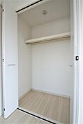 洋室７．１帖、７帖、６帖それぞれにクローゼットが付いております。