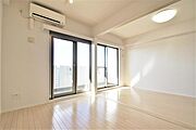 ＤＫ7.4帖と洋室6.1帖。照明器具は備え付けになります。