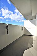 広めのバルコニーは南西向きで陽当り良好です。洗濯物をしっかり干せますね。