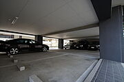 敷地内駐車場。マンション１階部分が駐車場になっております。空き状況要確認。