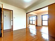 洋室6帖、洋室6帖、照明器具は備え付けです。