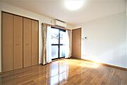 洋室7.6帖、照明器具は備え付けです。