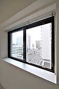 南向きの出窓です。角部屋ならではの二面採光です。