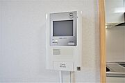 モニター付きインターホンで訪問者を確認できます。