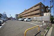 建物の南側はコインパーキングです。日当り良好です。