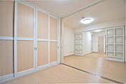 洋室10.5帖、照明器具は備え付けです。
