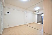 洋室10.5帖、照明器具は備え付けです。
