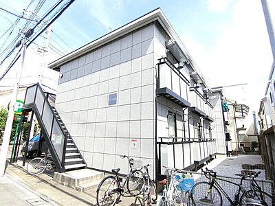 外観：東急東横線「学芸大学」駅・「祐天寺」駅徒歩圏内！「目黒」駅にアクセス可能な最寄りバス停も徒歩3分！雨の日の通勤やお出かけもバス利用でスムーズです♪