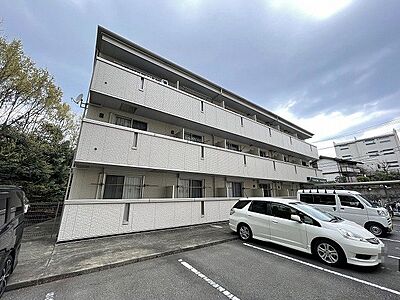 外観：小田急線「新百合ヶ丘」駅徒歩9分！スーパーやコンビニが近くて便利な住環境です♪通勤・通学はもちろん、お買い物やお出かけにもGood☆