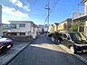 周辺：道路幅４．５ｍの公道（南西）に接しています♪