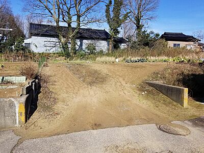外観:道路側より撮影しました。現在は畑として利用されております。 外観:道路側より撮影しました。現在は畑として利用されております。