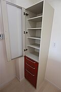 キッチン部分には備え付けの食器棚。
