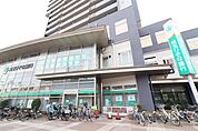 銀行「埼玉りそな銀行松原支店まで240ｍ」