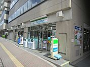 ファミリーマート新宿新小川町店 263m