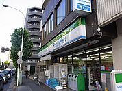 ファミリーマート 280m