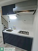 2口ガスコンロで楽しくお料理♪キッチン壁はマグネット対応で、メモや棚がくっつけれます！