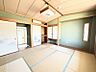 その他：【和室】押入れ付きの和室は、使い方次第で暮らしの幅がぐっと広がります。来客時には落ち着いた客間として、普段はお子さまの遊び場や昼寝スペースとしても活躍。