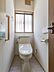 トイレ：【トイレ】窓を備えたトイレは、自然光が入り明るく清潔感のある空間を保てるのが魅力です。換気がしやすく、湿気やニオイがこもりにくいため、毎日気持ちよく利用できる環境が整っています。