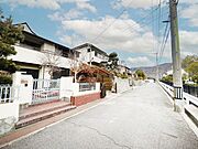 【前面道路】建物はゆとりある6LDKの間取り設計で、家族それぞれが独立した空間を確保しながら、LDKでは自然と集まれる広さを確保しています。