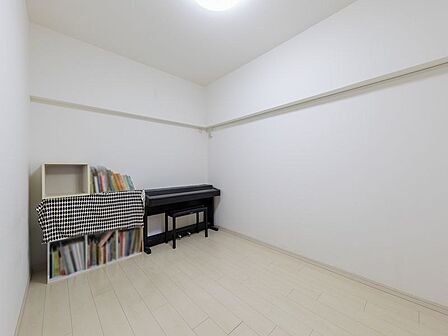【洋室】間取りは3LDKに加え、バルコニーと専用庭を備えた贅沢な設計。室内空間と屋外スペースをバランスよく取り入れた間取りは、開放感と実用性を兼ね備えており、日々の暮らしにゆとりと豊かさをもたらします