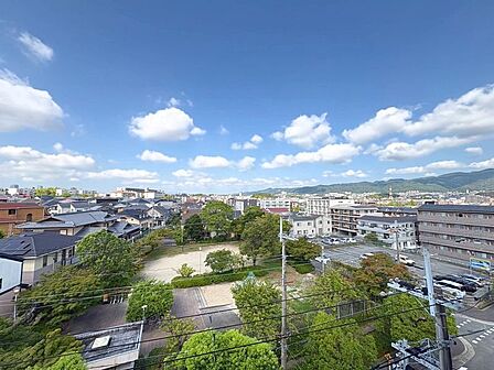 【眺望写真】近くに高い建物が無いため遠くまで見渡すことが可能です。開放感有る景色を楽しんでいただけます。