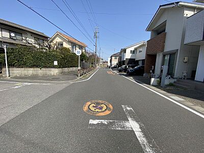 外観：広々とした前面道路で、ゆとりを持って駐車できそうですね♪