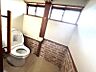 トイレ：【西側平屋建て】レンガ調のオシャレで広いトイレ。手すりがついておりますので安全です。