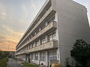 東部中学校まで　948m　徒歩約12分　知・徳・体の調和のとれた人格形成を目指すと共に、生涯にわたり、成長と発達を続けていこうとする生きる力の基礎を養う事を教育目標にしています。
