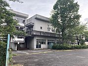 名和中学校まで　1700m　徒歩約22分　校訓「自主　協調　剛健」　「ひびけ歌声とどけ心に」をテーマに合唱に力を入れた特色ある学校づくりを展開している中学校です。