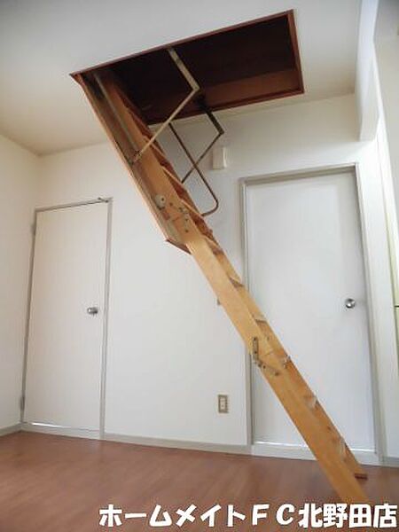 画像19:屋根裏に行く階段です。