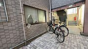 エントランスの奥に自転車置き場あります。