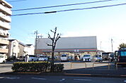 セブンイレブン保木間1丁目店 「近くて便利」というキャッチフレーズでおなじみ、セブンプレミアムをはじめとするオリジナル商品も豊富な業界最大手のコンビニエンスストア（180m）