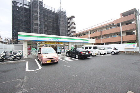 ファミリーマート加平インター店 「あなたとコンビにファミリーマート」というキャッチフレーズでおなじみ。「地域に寄り添う」「お客さま一人ひとりに」「家族のように」という3つの理念を掲げています。