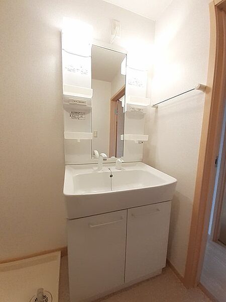 画像6:シャワー付き洗面台に室内洗濯機置き場を完備＊