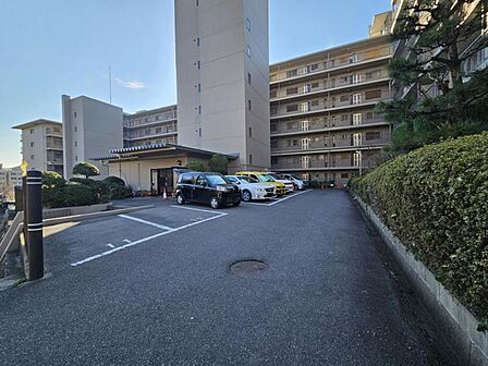 ゆったりとした敷地内駐車場で駐車もらくらく!