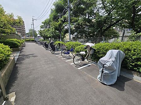 バイク置場があるので大切なバイクをゆったりと置くことができますね!