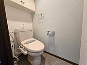 上部収納が便利！清潔感のあるトイレットルーム☆